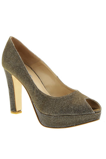mani chaussures femme de couleur marron