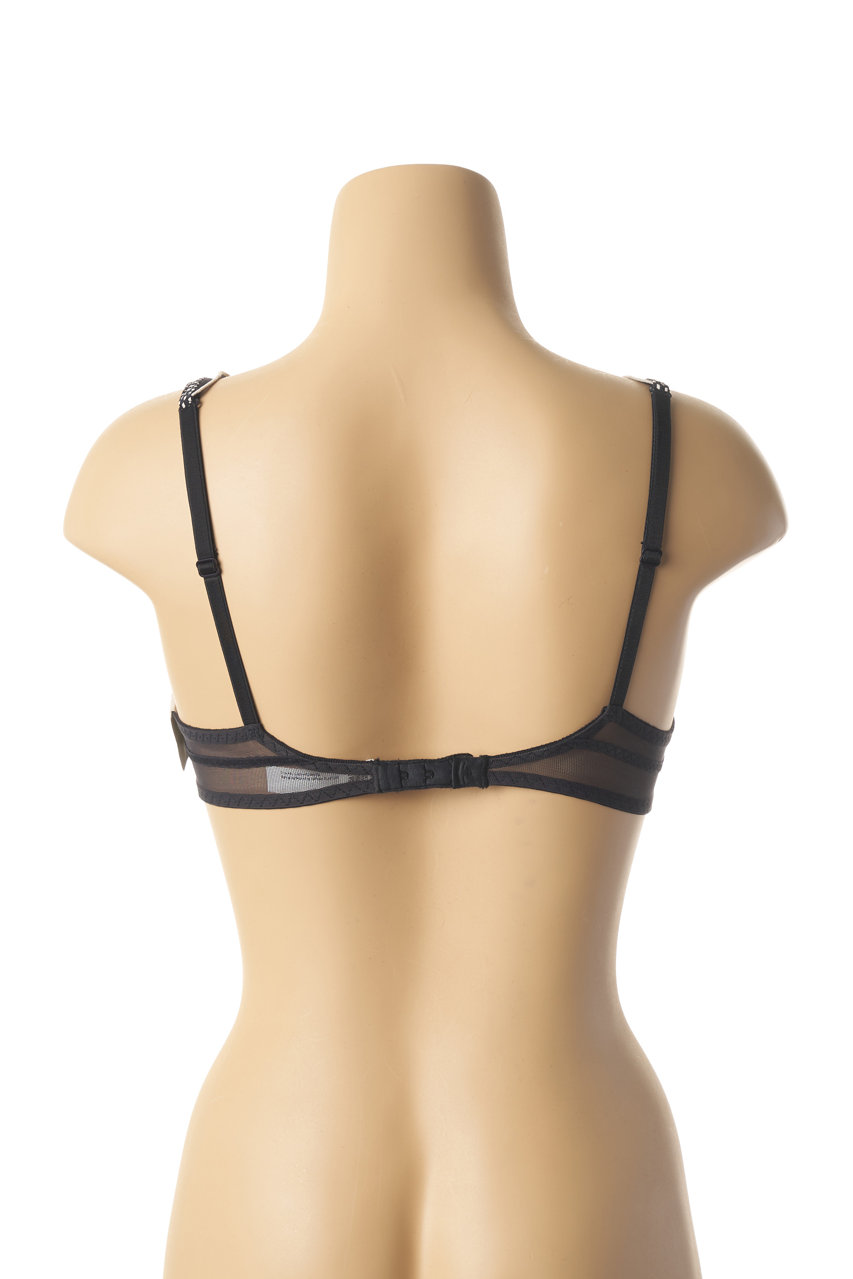 femme en string et en soutien gorge fin